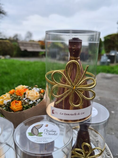 La demoiselle du lac - Christine & Chocolat - Il était une fois... une demoiselle au bord du lac de Bambois, vêtue de sa plus belle robe de soirée en chocolat creux et paillettes de fête.
