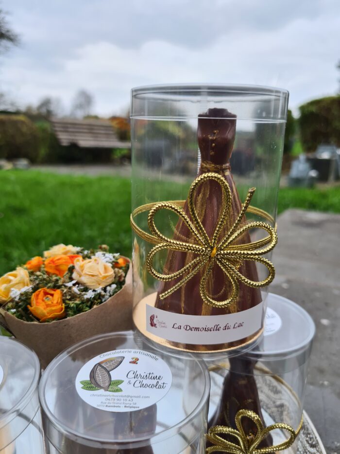 La demoiselle du lac - Christine & Chocolat - Il était une fois... une demoiselle au bord du lac de Bambois, vêtue de sa plus belle robe de soirée en chocolat creux et paillettes de fête.
