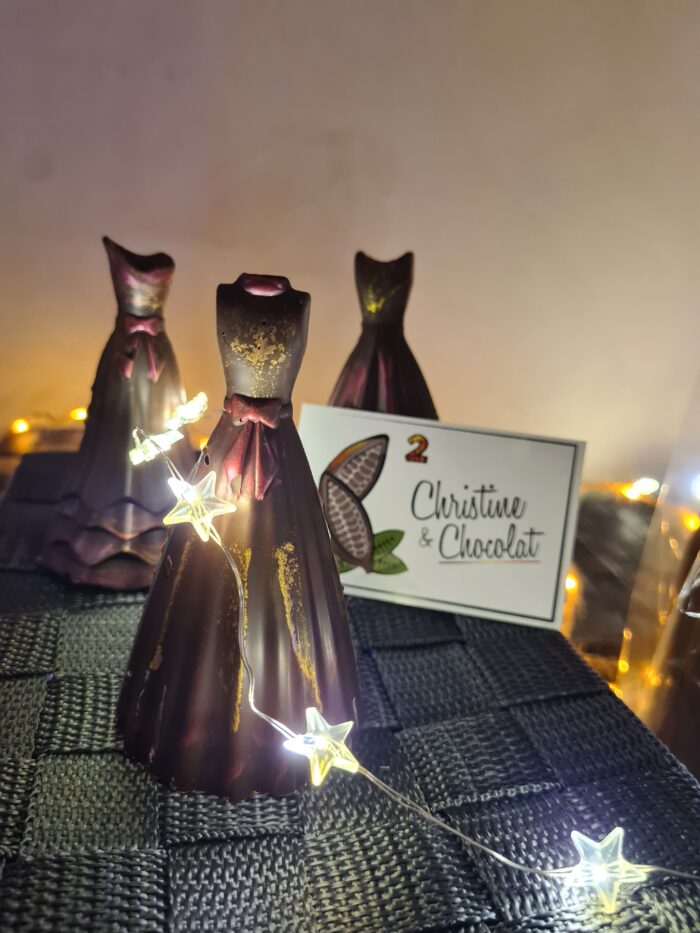 La demoiselle du lac - Christine & Chocolat - Il était une fois... une demoiselle au bord du lac de Bambois, vêtue de sa plus belle robe de soirée en chocolat creux et paillettes de fête.