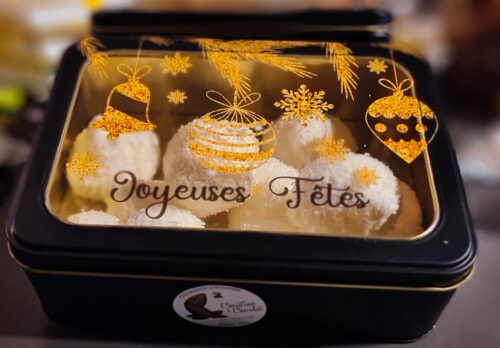 Boite métallique "Joyeuses fêtes" et ses marshmallows