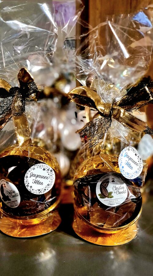 Bonbonnière martelée or et ses pralines